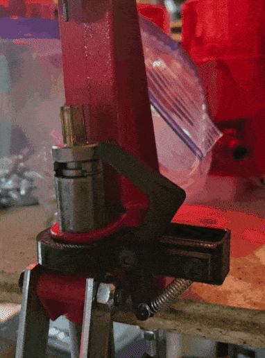 GIF_20240414_201317_941.gif Lee Breech Lock Single Stage Press Reversable R/L hand Case Ejector And Primer Deflector