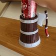 beer-main.gif barril con una taza de hacha para lata