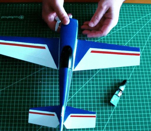 0-optimize.gif Extra EA-300 Scale Model 1:20