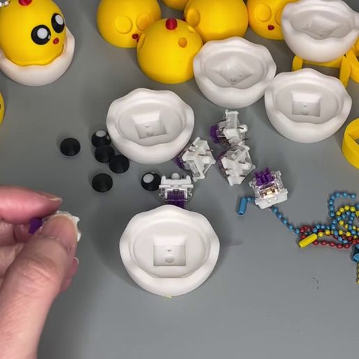 Clicker_chick_mof_2.mp4 Petit poussin Hatchling Porte-clés Fidget Clicker Oeuf de Pâques