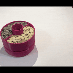 Nuts container with double bottom for shells