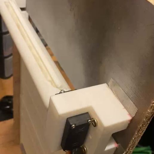 1e8e7f56-357f-4127-9821-8483acd353fa.mp4 1:14 scale working roller shutter door