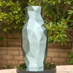 Low-Poly-Video-Just-Green.gif STL file Low Poly Vase・3D printing idea to download, abbymath