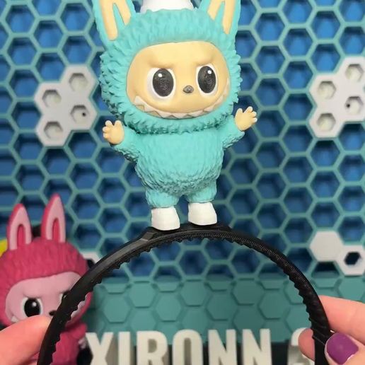 HSZS5258.mp4 Fita para a cabeça do chefe Labubu | Fita para a cabeça imprimível em 3D | Fita para o cabelo com design divertido