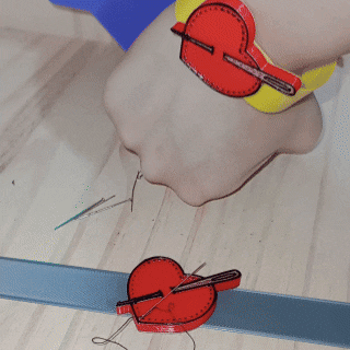 InShot_20240310_123234392.gif Bracelet with magnet for needles