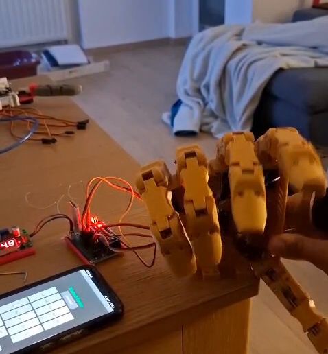 1000084923.mp4 Mano robótica motorizada imprimible en 3D - Kit DIY con servos MG90