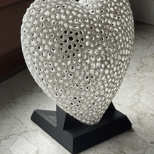 Hollow&Voro Heart with Stand (Hollow&Voro Herz mit Ständer) 3D model