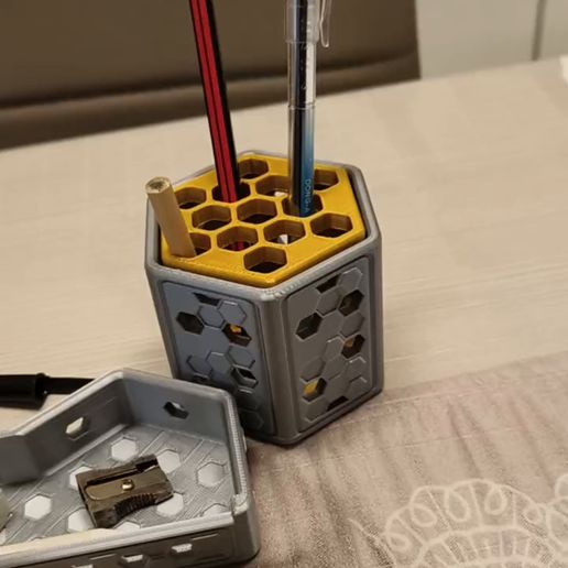 video_2025-06-06_06-58-12.mp4 3D Printed Hexagonal Modular Organizer DeskTop Review.