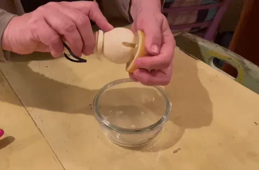 ezgif.com-gif-maker.gif Выжимает лимон или апельсин