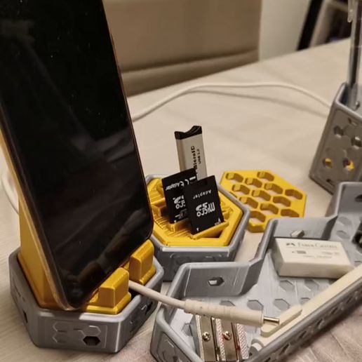 video_2025-06-06_06-59-38.mp4 3D Printed Hexagonal Modular Organizer DeskTop Review.