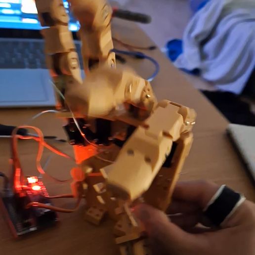 1000084894.mp4 Mano robótica motorizada imprimible en 3D - Kit DIY con servos MG90